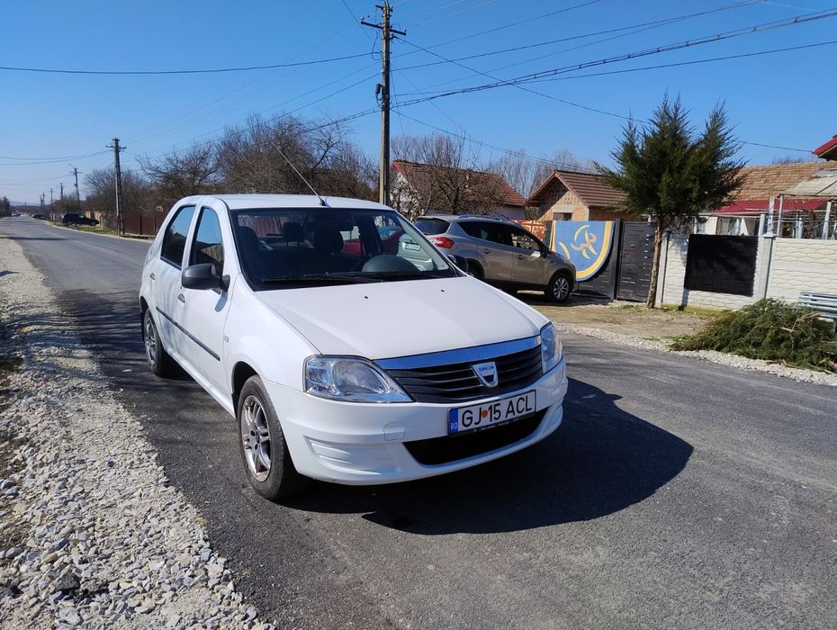 Vând Dacia Logan