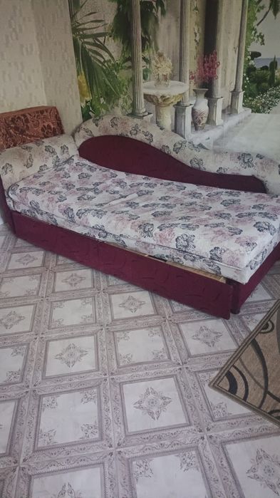 Диван -тахту отдам в хорошем состоянии.