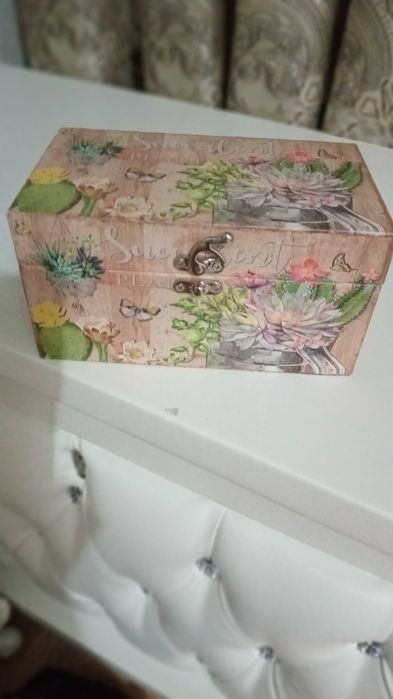 Продам вместительную шкатулку