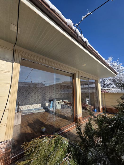 3m ga 3m Akfa oyna+ Eshik Sotiladi. Oʻlchami 3m ga 3m. Bir tomonga och