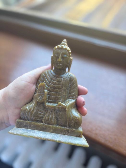 Statuetă cu Buddha binecuvântând/sculptată manual/piatră naturală semiprețioasă/16cm×12cm/1,120kg.