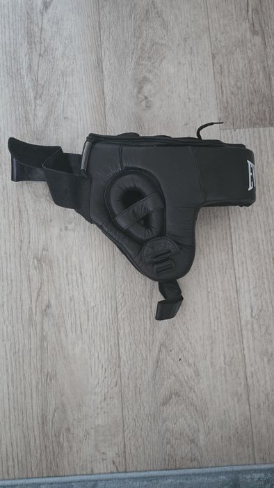 Продам Боксёрский шлем , перчатки и бинт (Б/у)