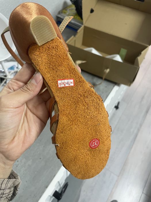 Продам новые бальные туфли