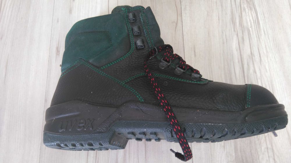 Работни обувки UVEX с метално бомбе, N-38