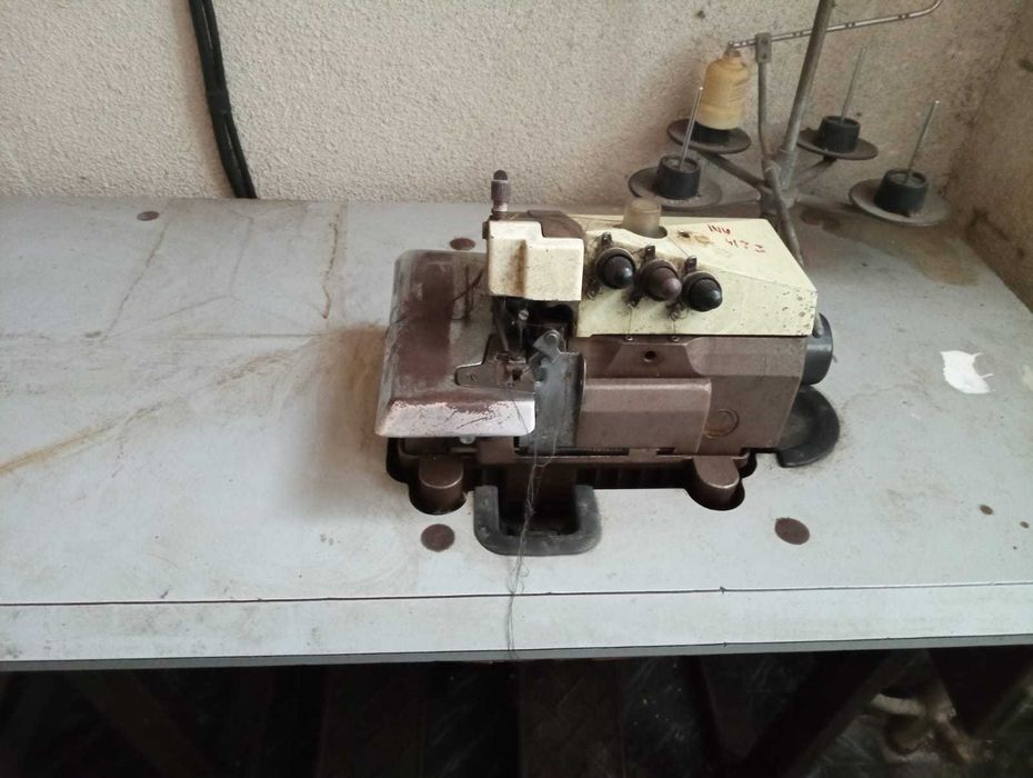 Masina de surfilat cu 3 ate