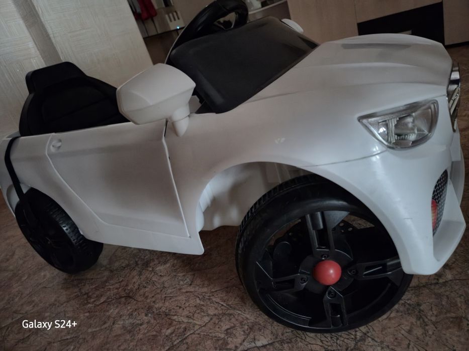 Машина детская на пульте управления