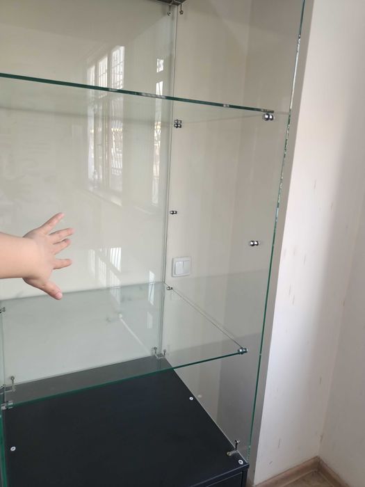 Срочно продам 2 стеклянных шкафа.