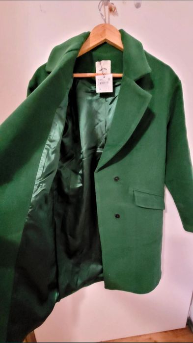 Palton nou, cu eticheta