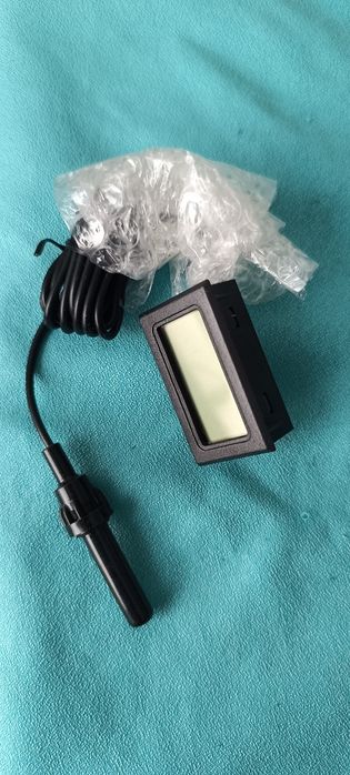 Дигитален уред за измерване на температура и влага