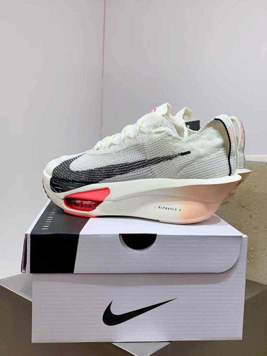 Продавам нови дамски маратонки Nike Air Zoom Alphafly Next% 3 Sail/Crimson Tint