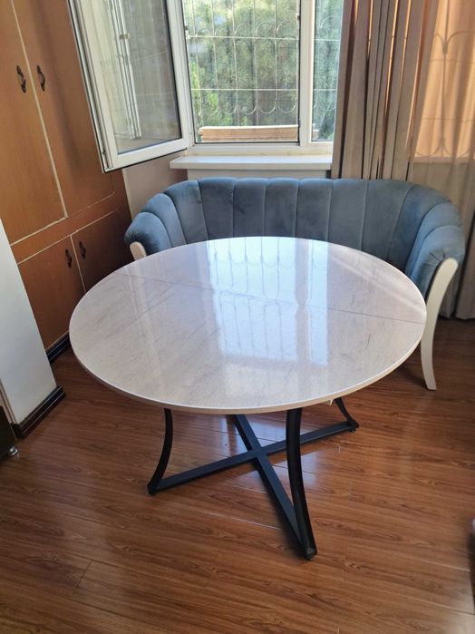 Продам красивый круглый стол, диаметр стола 110х150