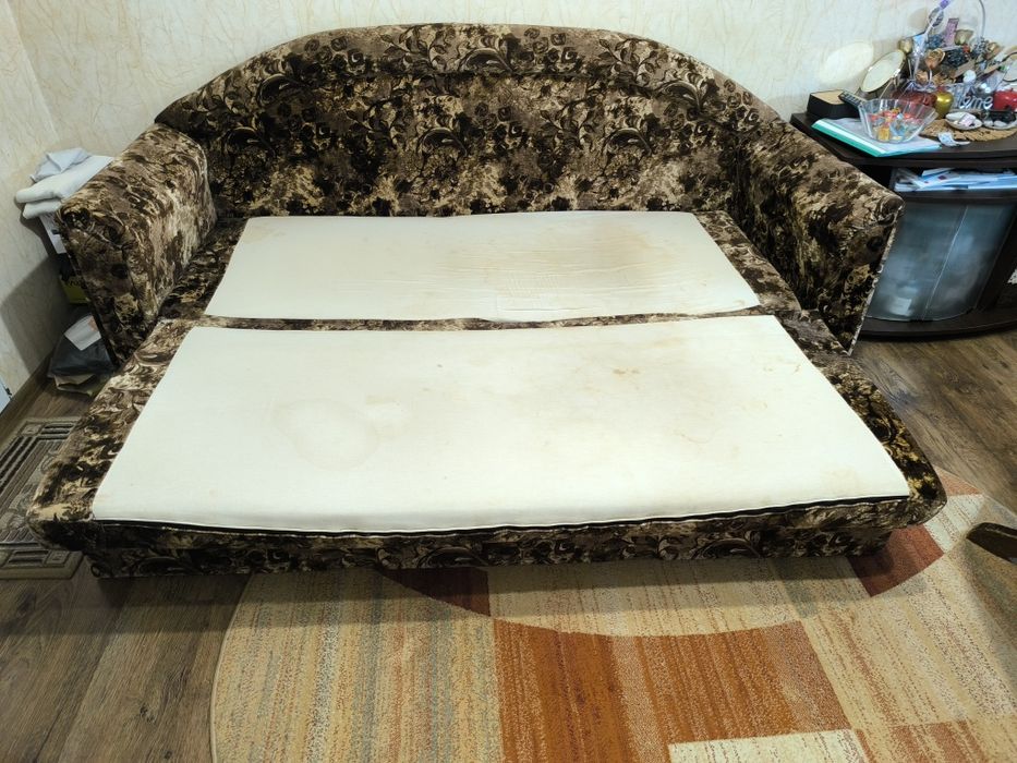 Подарявам практичен и удобен  диван