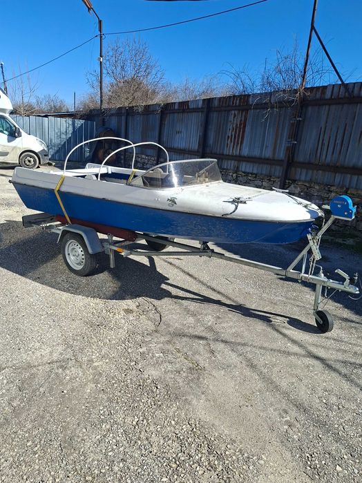 Лодка с колесар с регистра ия