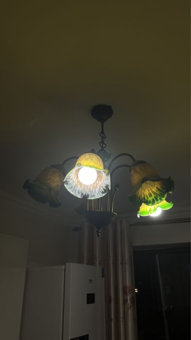 Продам люстру