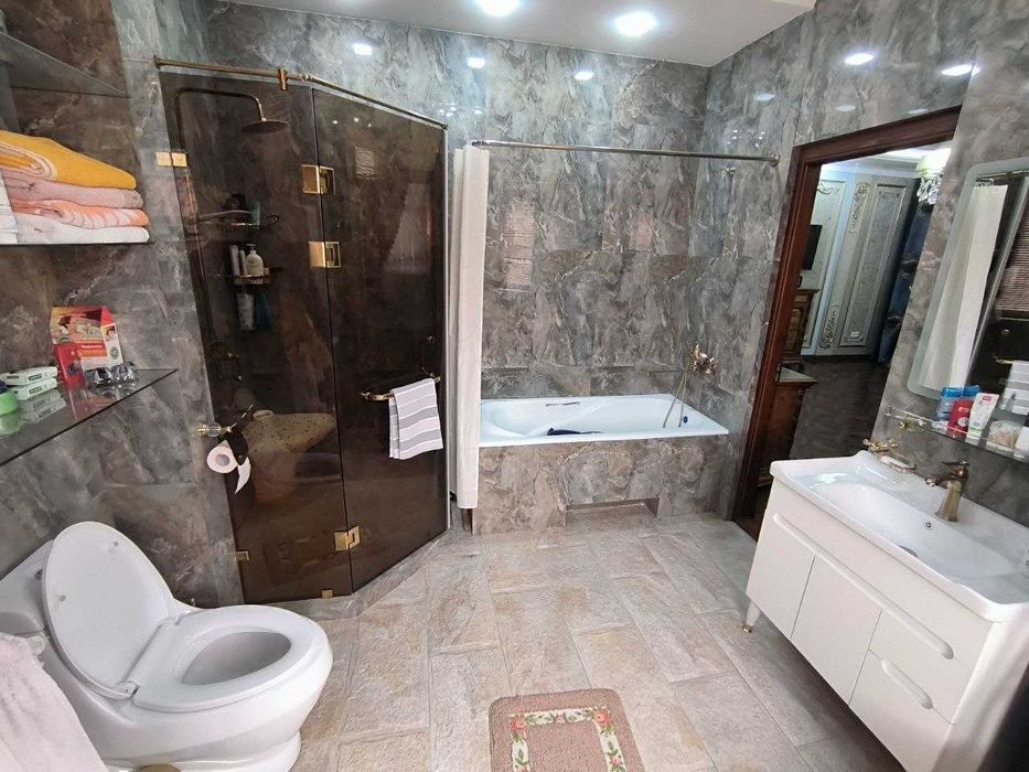 Sotiladi Amir Temur mahallada 2 qavatli uy 12 sotix, mo'ljal BM Univer