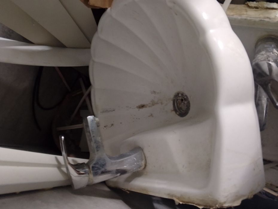 Продам Б/У  раковины недорого