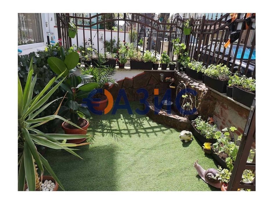 Два самостоятелни етажа на къща за гости с вътрешен двор в курортното