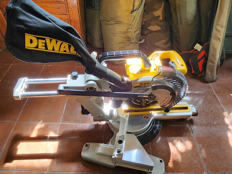 Потапящ циркуляр с герунг DeWALT DCS365N-XJ, 18 V, 184 мм, без батерия и зарядно