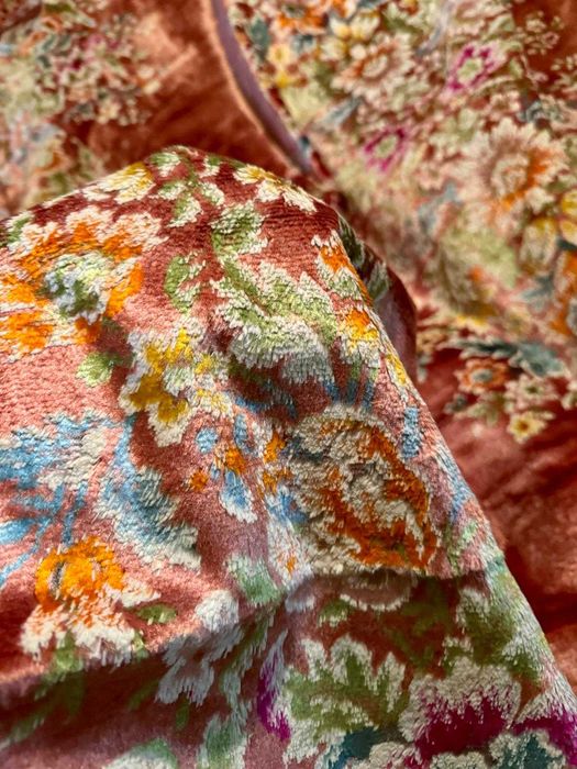 Cuvertură veche din catifea, model floral țesut