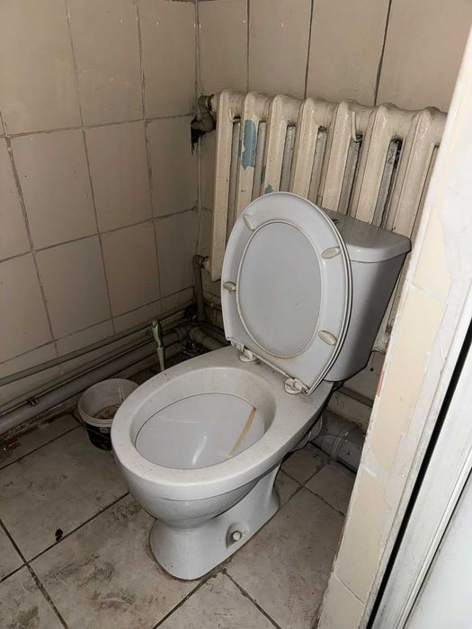 Продам унитаз, раковину, водонагреватель, дверь