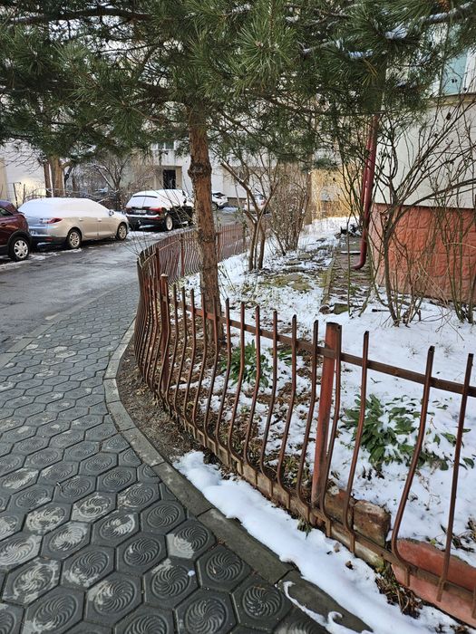 Peste 50 m de gard de fier