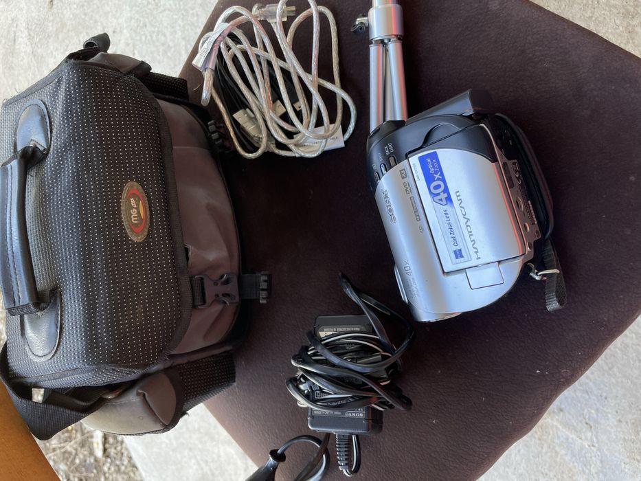 Cameră video Sony Handycam DCR-DVD106 + Geantă, Trepied și Cabluri