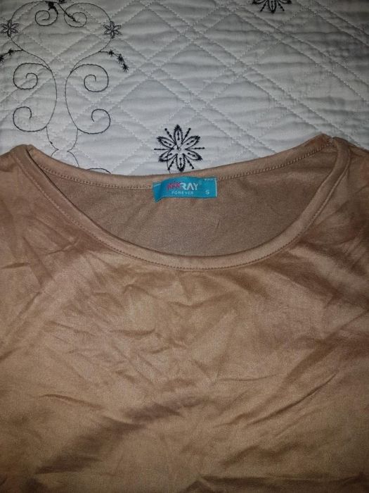 Дамска рокля с плюш на ръкавите