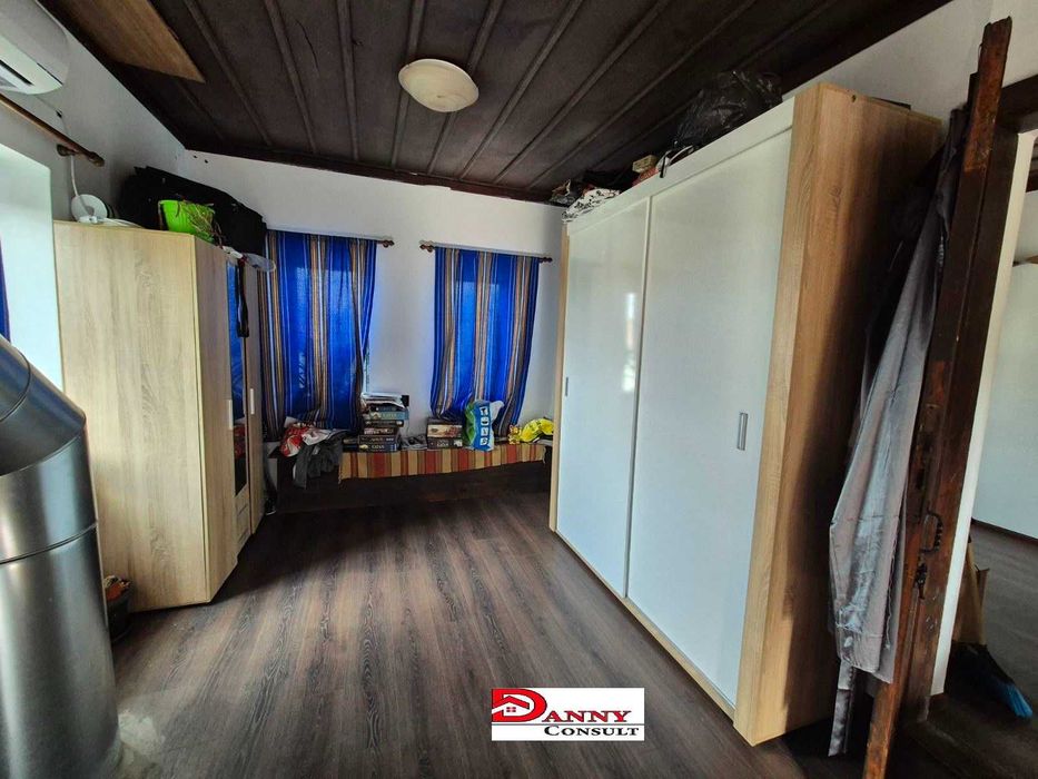 Двуетажна къща с двор и соларна система в с. Кесарево