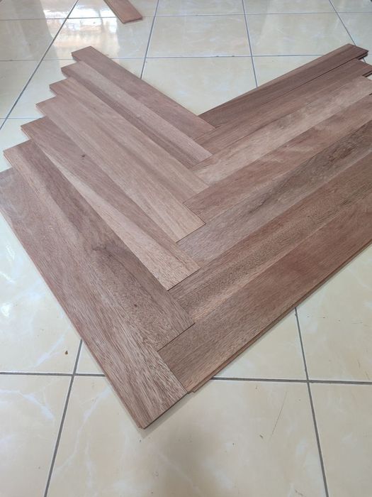 Паркет настоящий из красного дерева