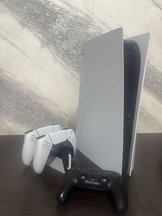 PlayStation 5 cu 3 Manete Disk Edition 825gb+Suport Incarcare Manete