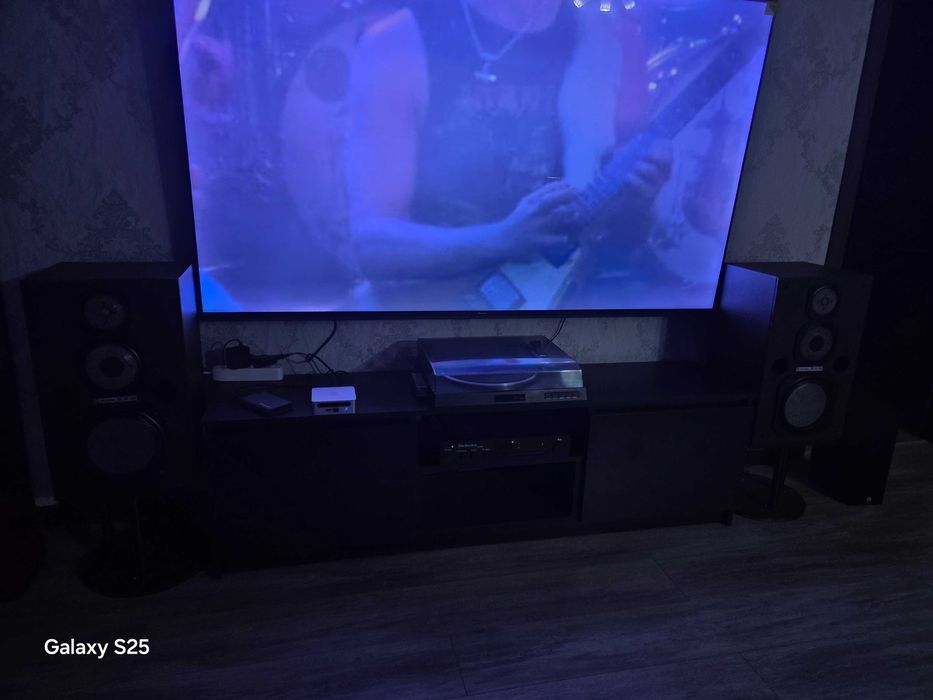 Тв тумба, в идеале, без коциков