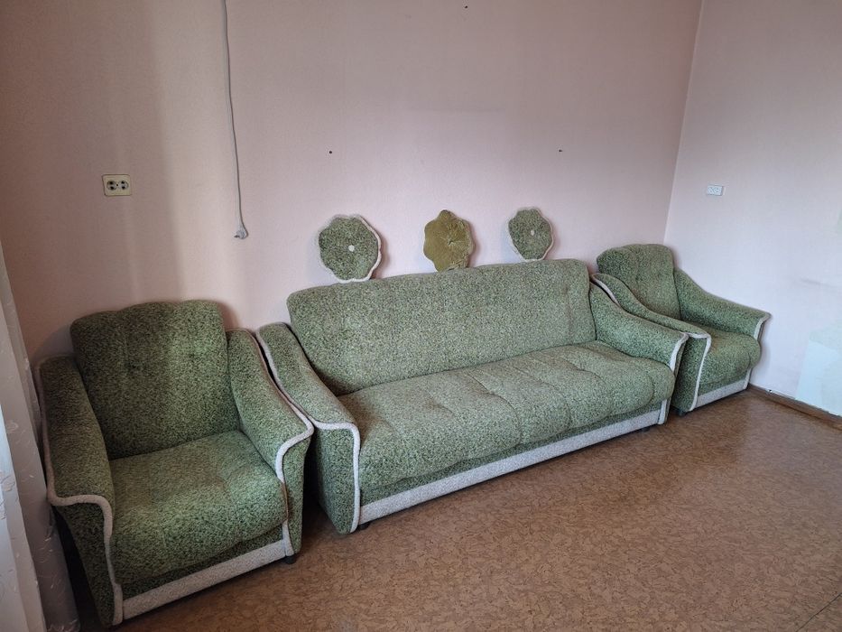 Мягкий диван и кресло