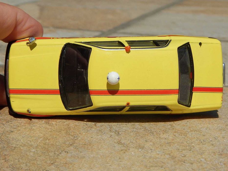 Macheta taxi Toyota Crown Comfort Tokyo Japonia 1998 scara 1:43 Altaya IXO cu lipsuri