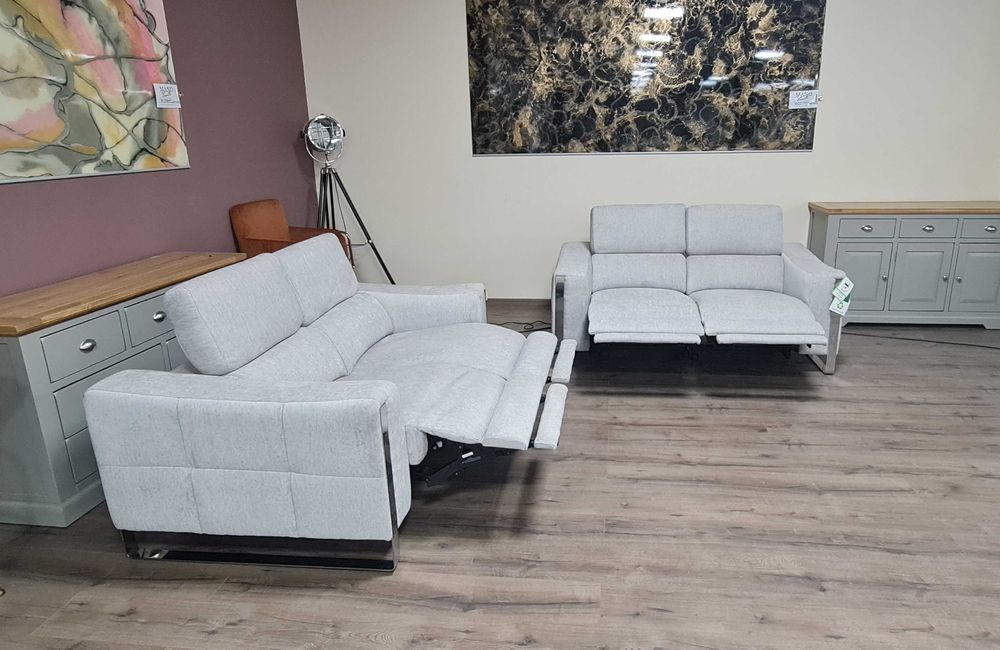 Сив комплект дивани две двойки от плат с електрически релакс механизъм