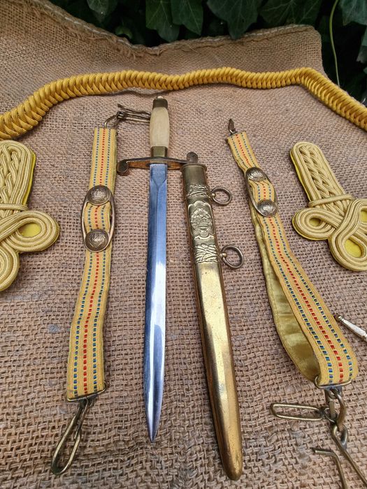 Stilet de ceremonie/parada + accesorii, perioada RSR