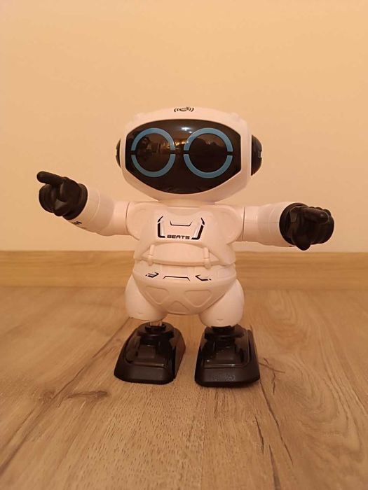 Роботче. Музикално и танцуващо.