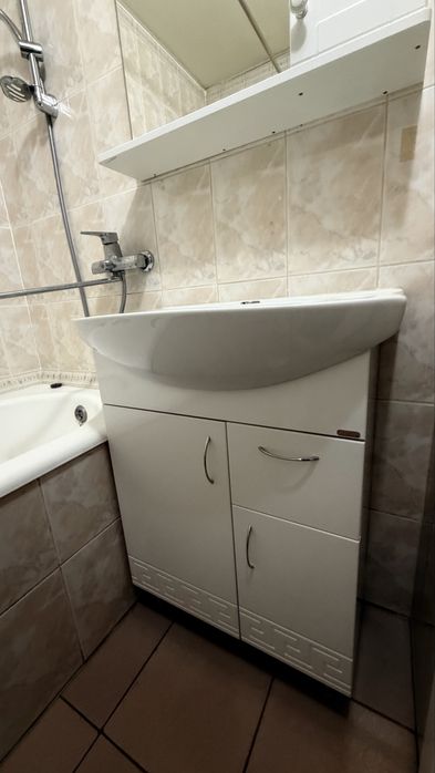 Продается раковина с тумбой и зеркалом