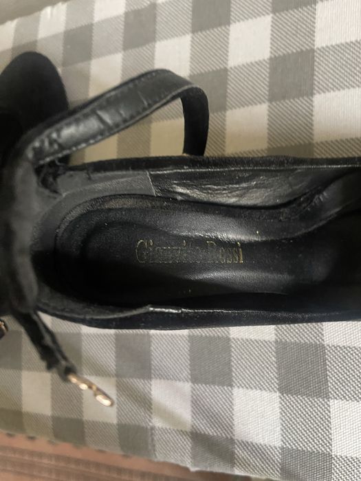 Продаю туфли черные . Замша. 36 размер .