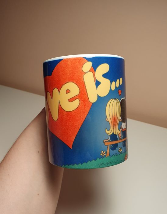 Кружка с принтом "Love is"