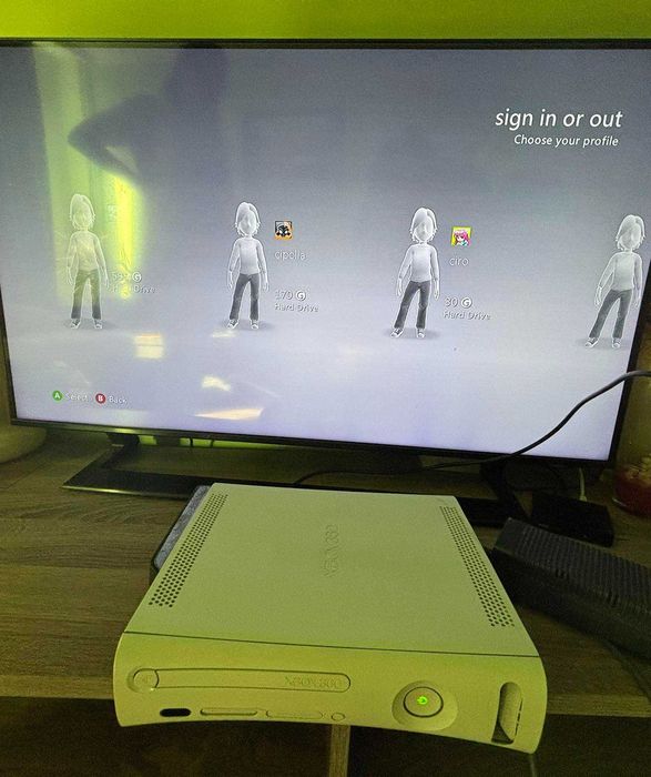 Xbox 360 – 120 GB + 2 контролера + игри