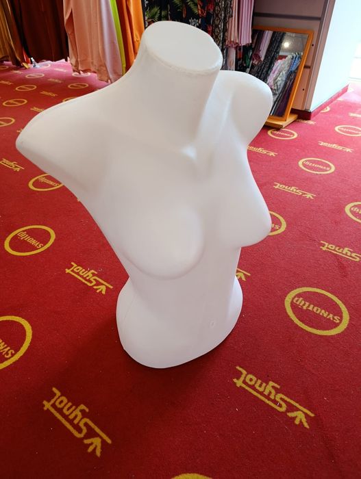 Vand obiecte pentru magazin de haine