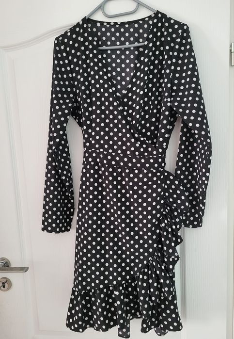 Rochie neagra cu volan și buline