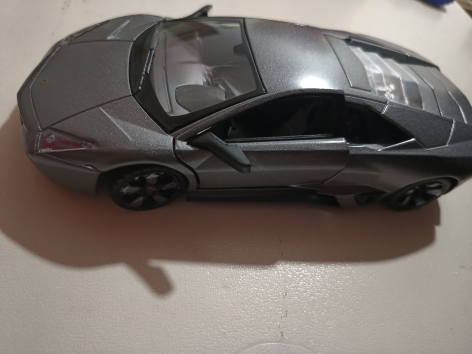 Lamborghini Aventador – умалена моделна кола (играчка)