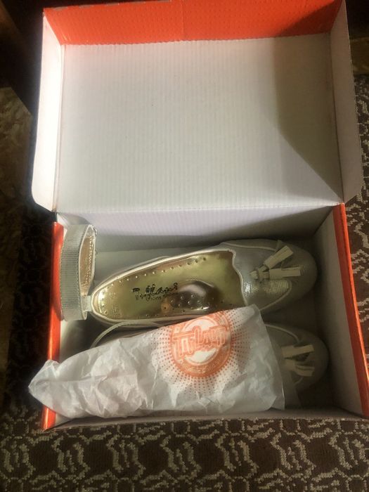 Нарядные серебристые туфли на девочку. Новые. В упаковке. Пр-во Турция
