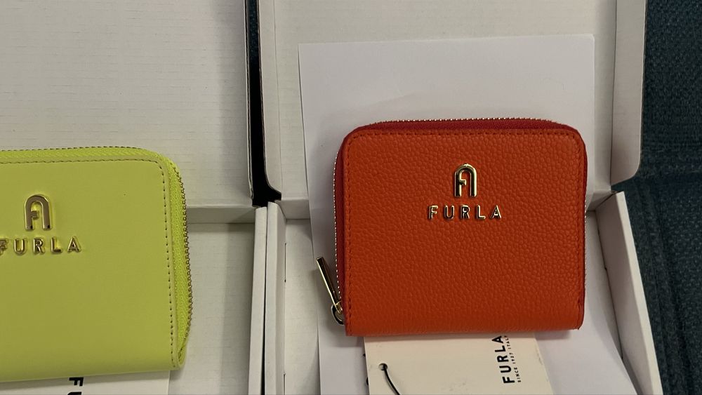 Последен модел Furla Camelia портмонета в 2 размера. Нови,с етикети!