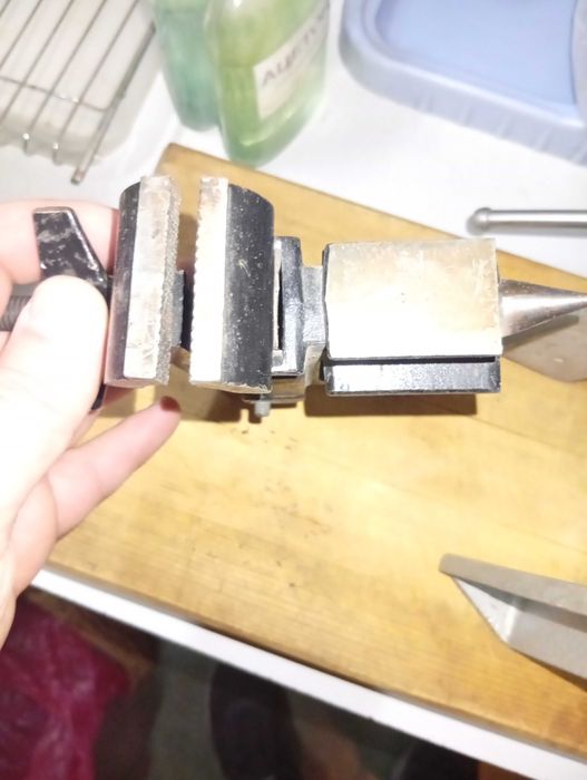 Продам тиски и струбцина