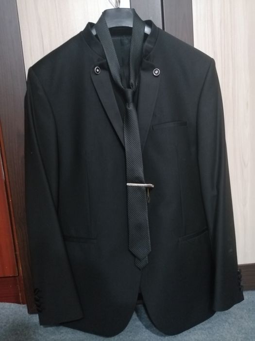 Мъжки официален костюм