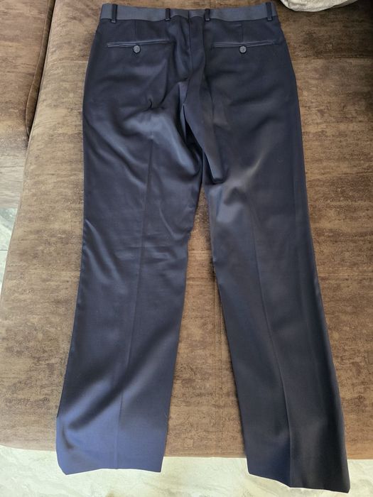 Vând Costum .Este purtat o singura data .