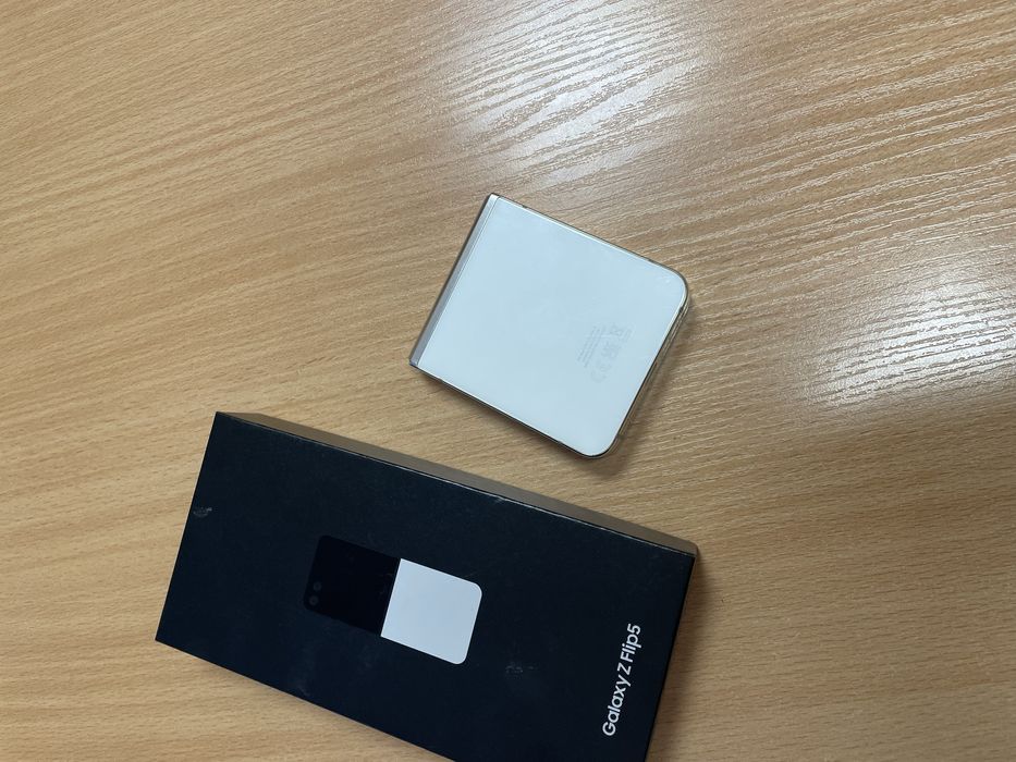 Samsung Galaxy Z flip 5, 128gb, бял