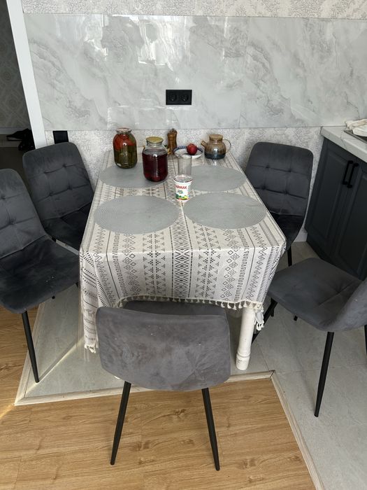 продам стол со стульями. месяц как купили.